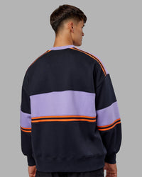 Man wearing A-Team Sweater Oversize - Caviar-Violet Ray | Model:Jackson | Size:L