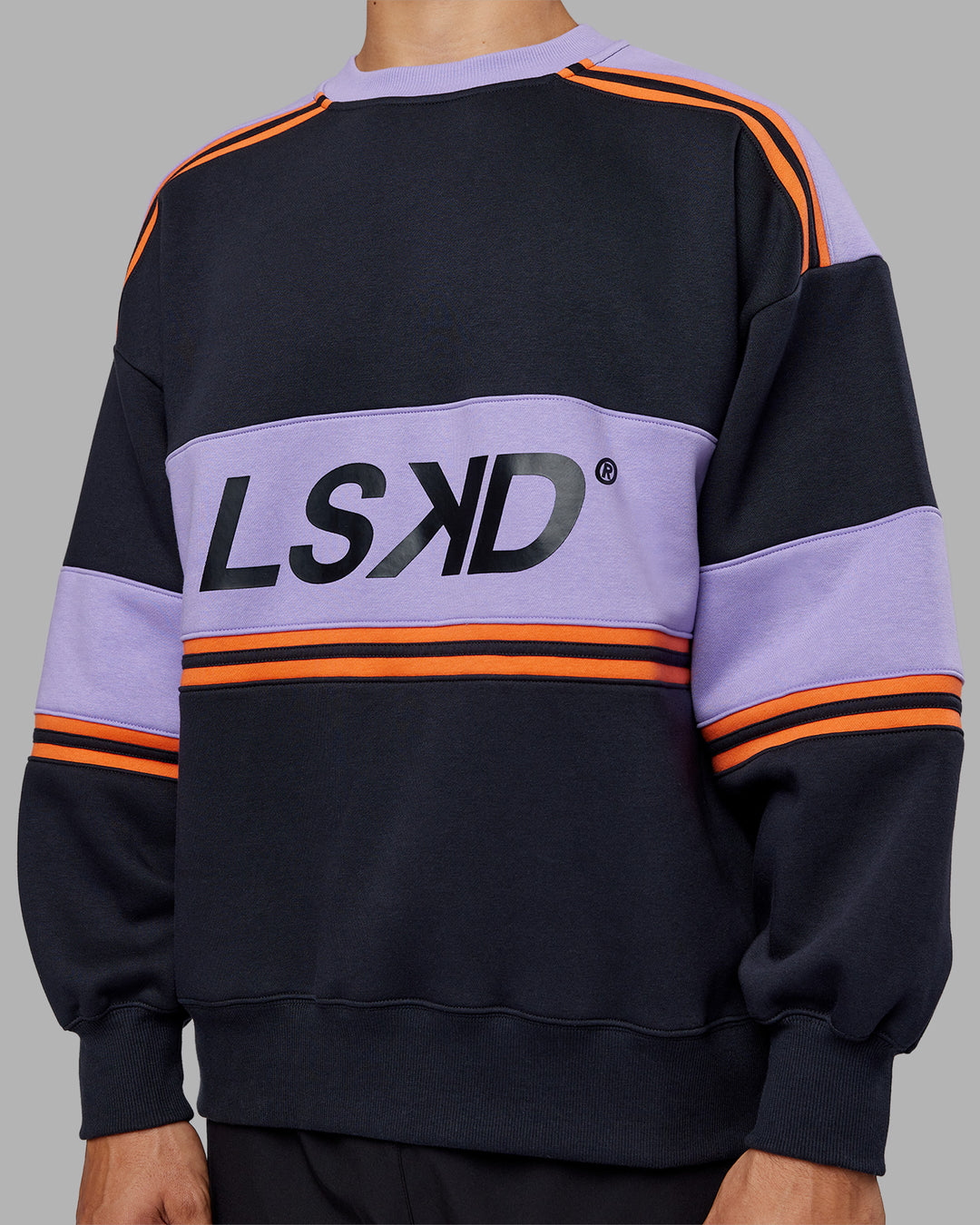 Man wearing A-Team Sweater Oversize - Caviar-Violet Ray | Model:Jackson | Size:L