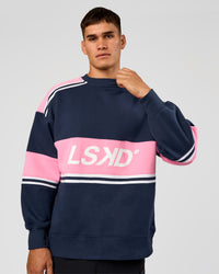 Man wearing A-Team Sweater Oversize - Future Navy-Candy Pink | Model:Jackson | Size:L