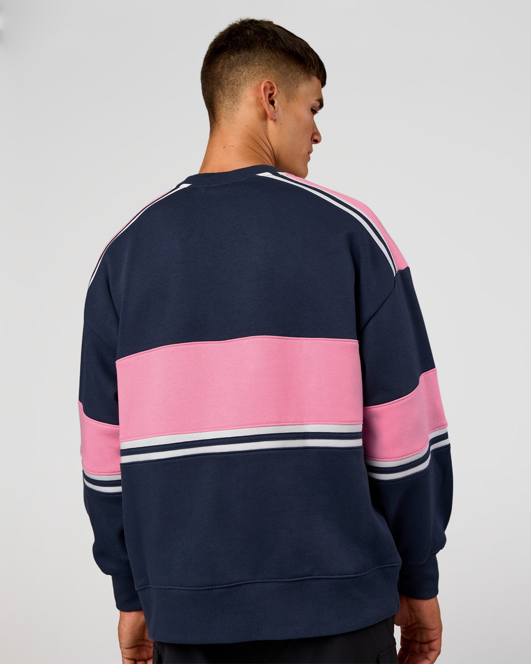 Man wearing A-Team Sweater Oversize - Future Navy-Candy Pink | Model:Jackson | Size:L