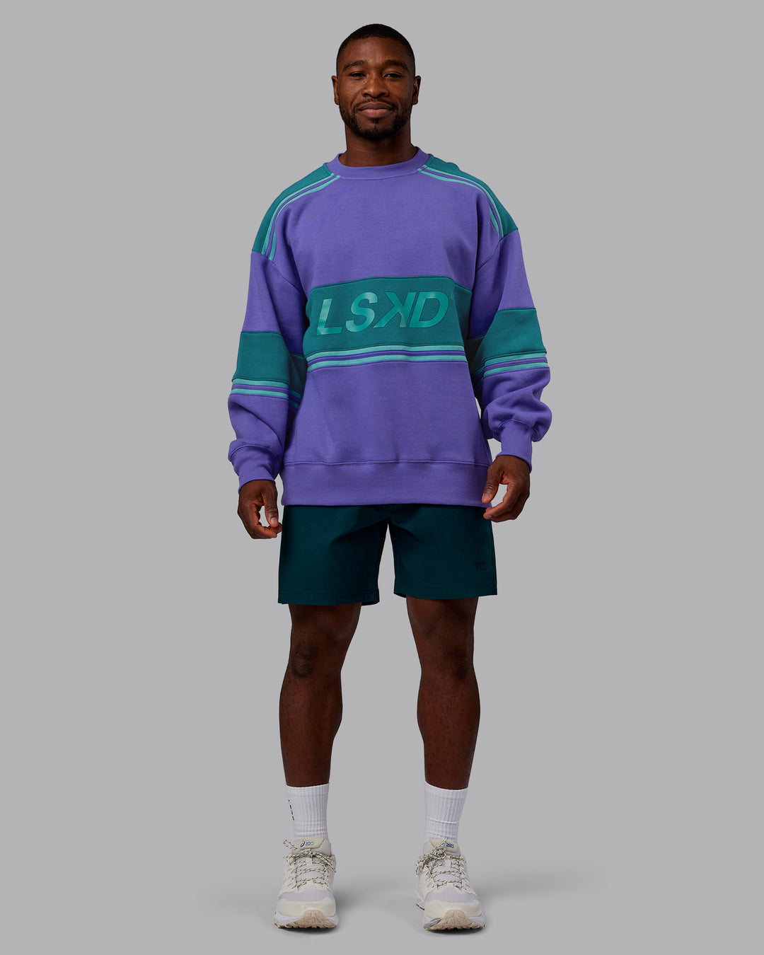 Man wearing A-Team Sweater Oversize - Royal Purple-Multi | Model:Sam | Size:L