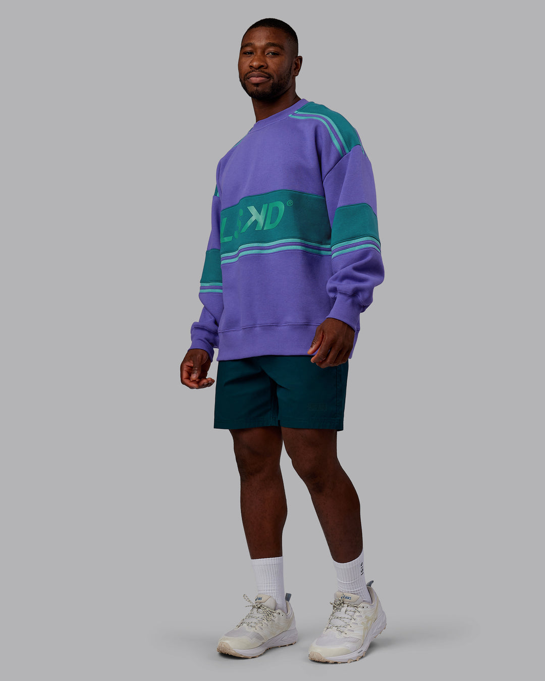 Man wearing A-Team Sweater Oversize - Royal Purple-Multi | Model:Sam | Size:L