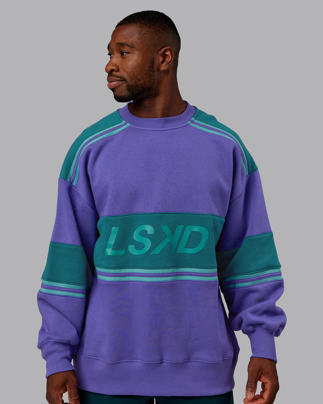 Man wearing A-Team Sweater Oversize - Royal Purple-Multi | Model:Sam | Size:L