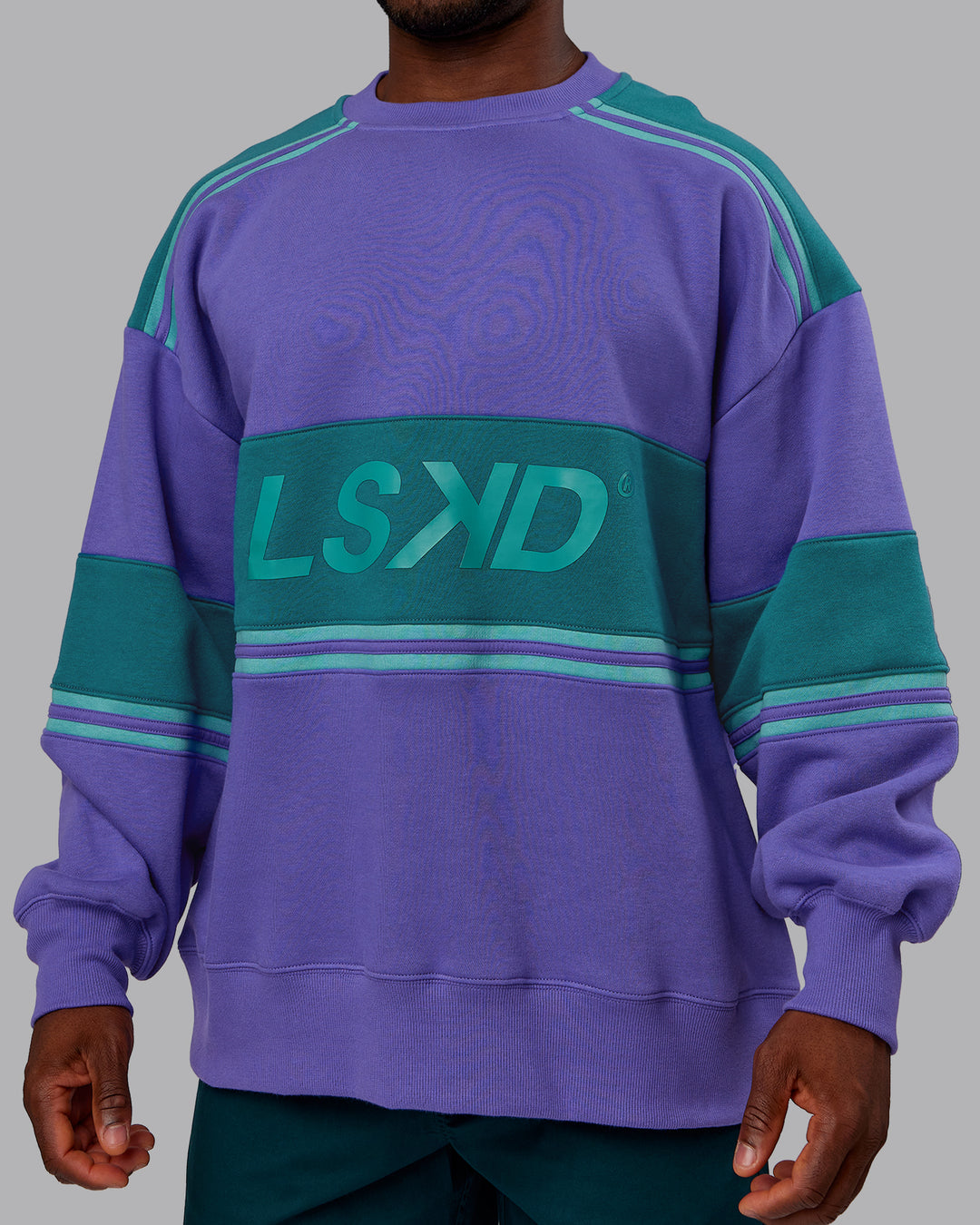 Man wearing A-Team Sweater Oversize - Royal Purple-Multi | Model:Sam | Size:L