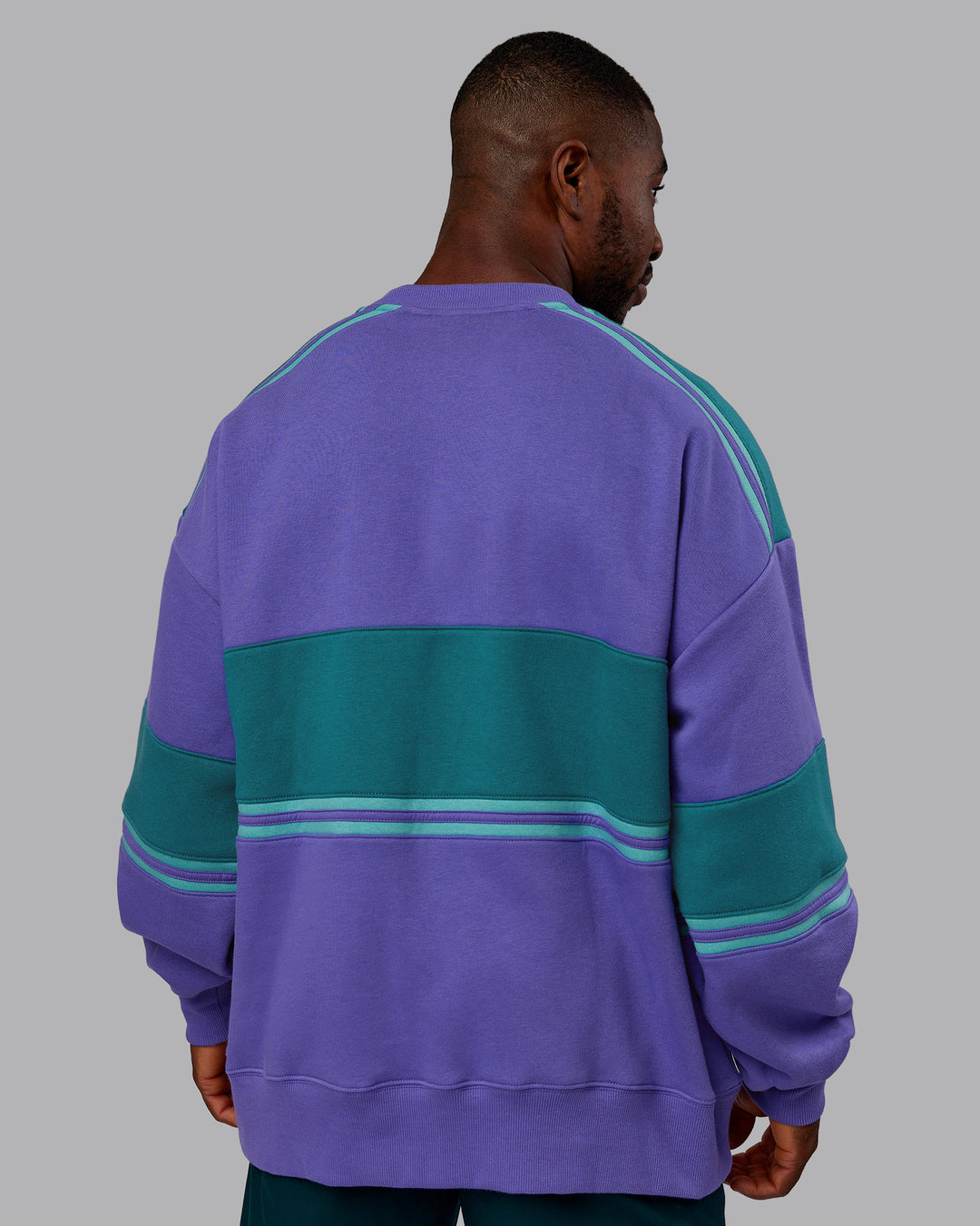 Man wearing A-Team Sweater Oversize - Royal Purple-Multi | Model:Sam | Size:L