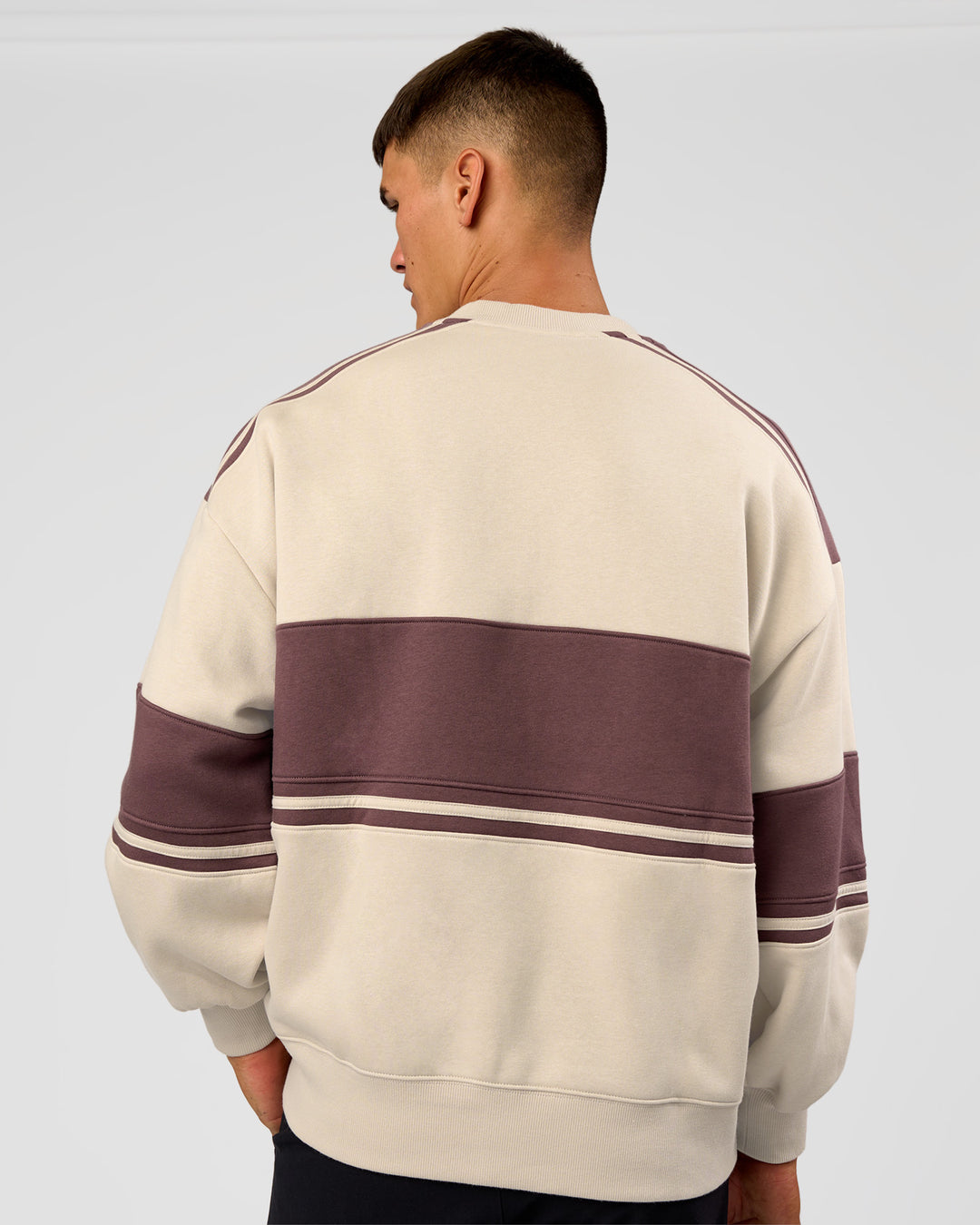 Man wearing A-Team Sweater Oversize - Shale Beige-Cocoa Powder | Model:Jackson | Size:L