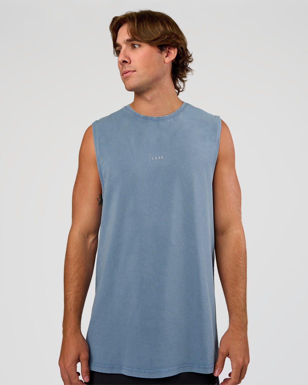 Man wearing Base FLXCotton Tank Regular Fit +2cm - Elemental Blue Washed | Model:Marcus | Size:L