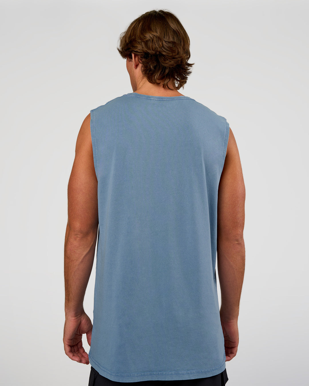 Man wearing Base FLXCotton Tank Regular Fit +2cm - Elemental Blue Washed | Model:Marcus | Size:L