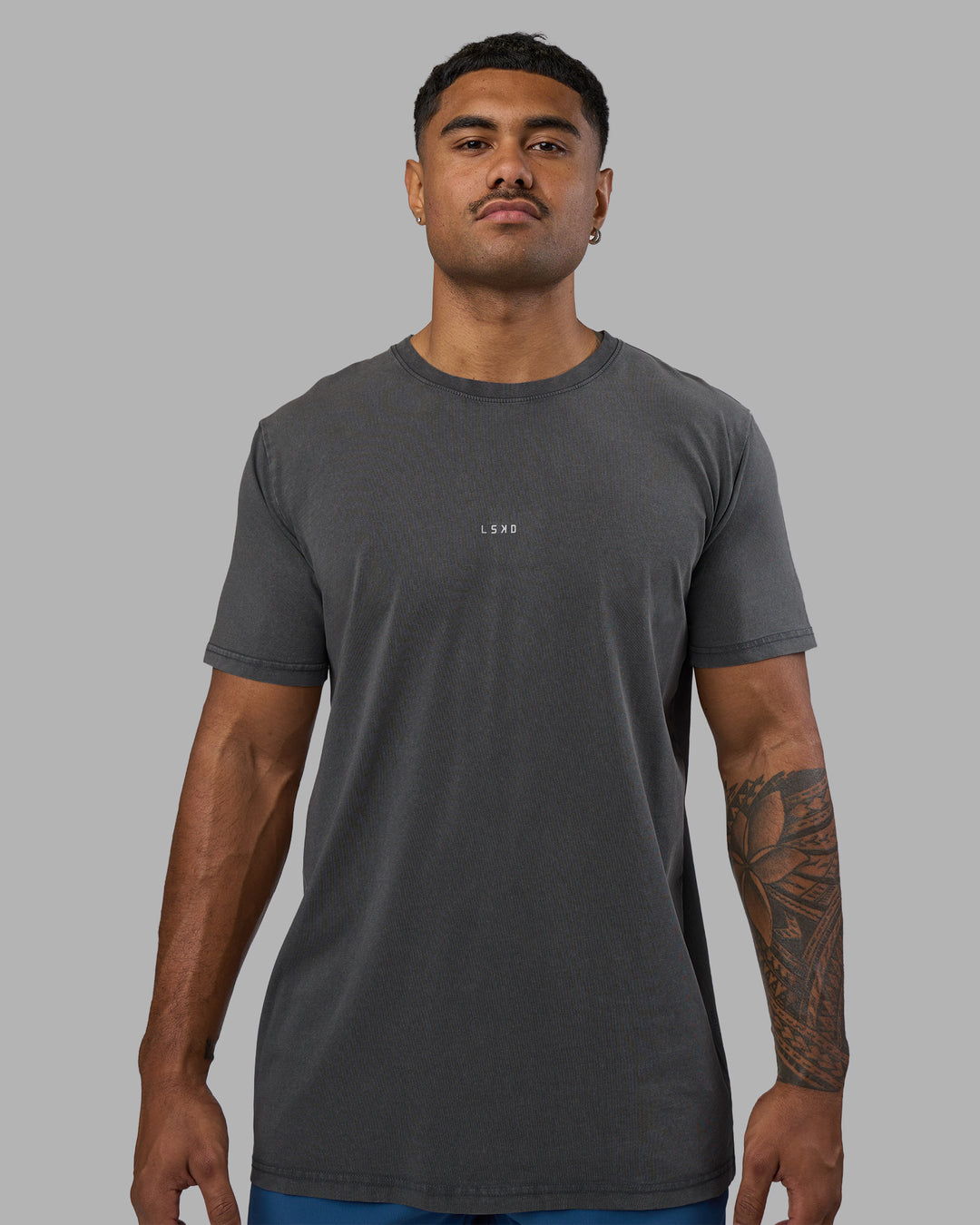Man wearing Base FLXCotton Tee - Dark Storm Washed| Model:Xav | Size:L