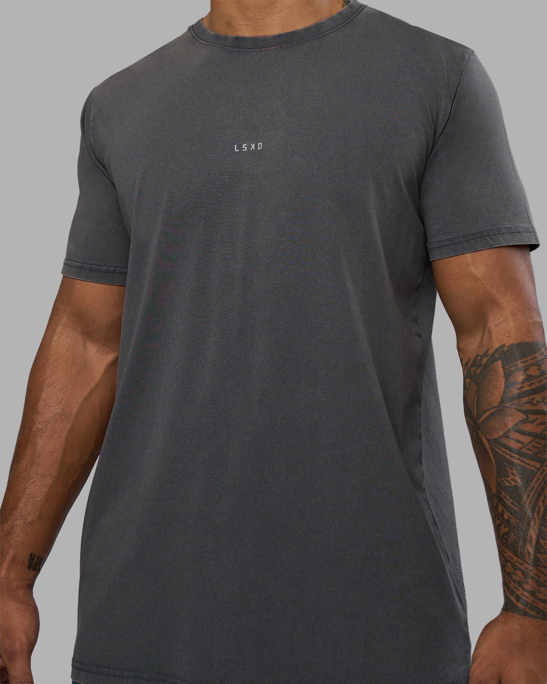 Man wearing Base FLXCotton Tee - Dark Storm Washed| Model:Xav | Size:L