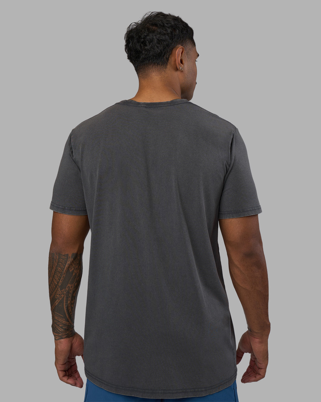 Man wearing Base FLXCotton Tee - Dark Storm Washed| Model:Xav | Size:L