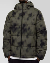Man wearing Base Puffer Jacket - Camo Washed Walnut Grey | Model:Okello | Size:L