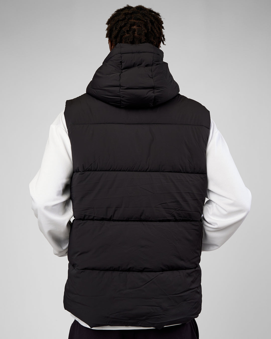Man wearing Base Puffer Vest - Black | Model:Okello | Size:L