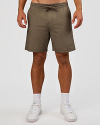 Man wearing Daily 7" Short - Walnut Grey | Model:Marcus | Size:L