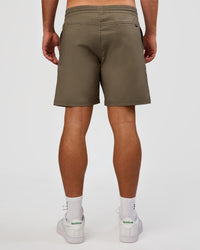 Man wearing Daily 7" Short - Walnut Grey | Model:Marcus | Size:L