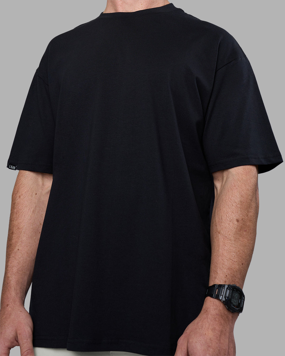 Man wearing Easy FLXCotton Tee Oversize - Black | Model:Adam | Size:L - view 8