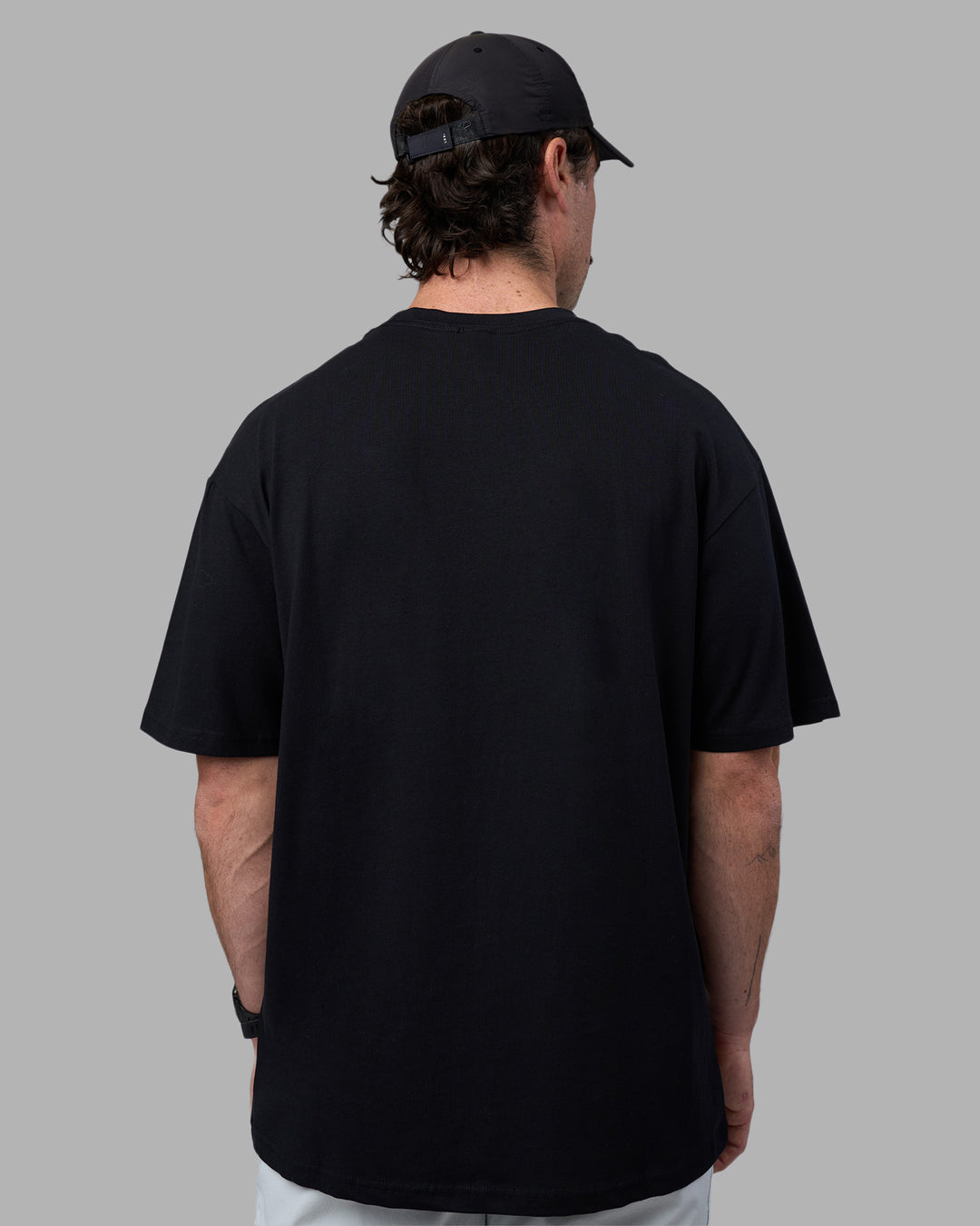 Man wearing Easy FLXCotton Tee Oversize - Black | Model:Adam | Size:L - view 4
