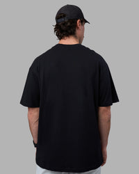 Man wearing Easy FLXCotton Tee Oversize - Black | Model:Adam | Size:L | Thumbnail Index: 3