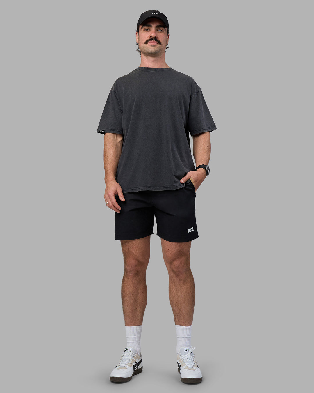 Man wearing Easy FLXCotton Tee Oversize - Black Washed | Model:Adam | Size:L - view 9