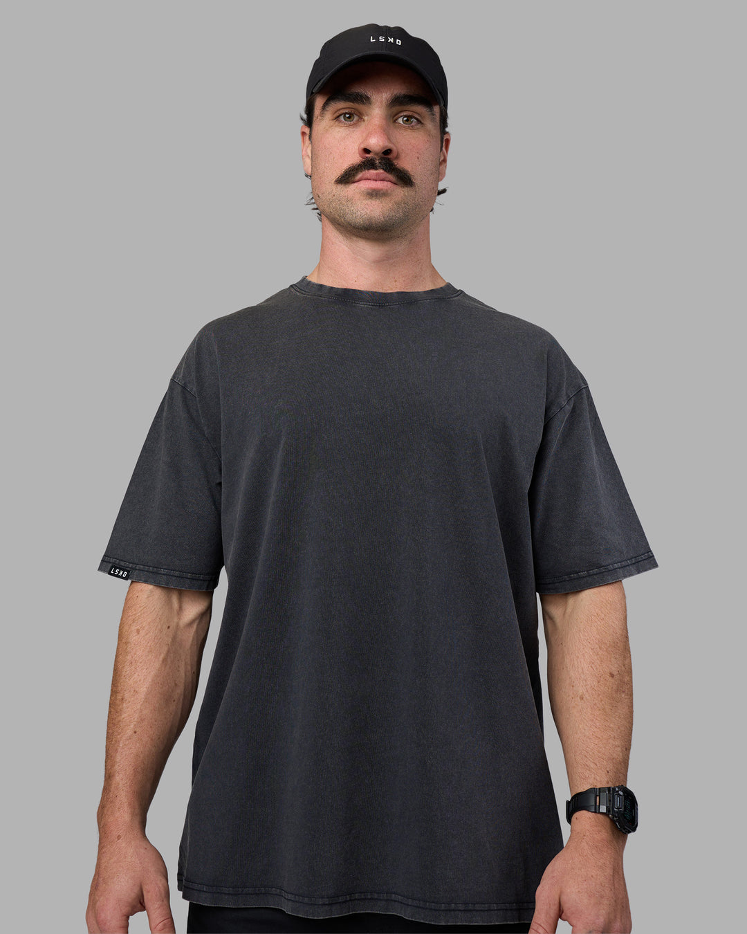 Man wearing Easy FLXCotton Tee Oversize - Black Washed | Model:Adam | Size:L - view 3