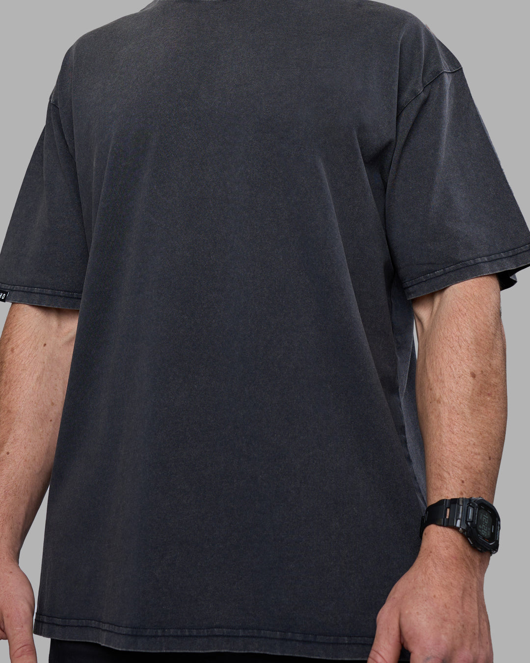 Man wearing Easy FLXCotton Tee Oversize - Black Washed | Model:Adam | Size:L - view 10