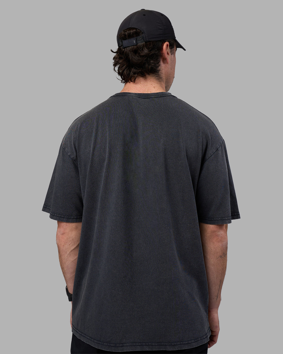 Man wearing Easy FLXCotton Tee Oversize - Black Washed | Model:Adam | Size:L - view 4