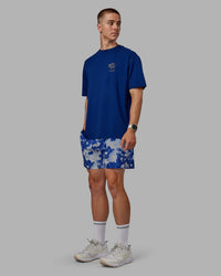 Man wearing Grand Slam 6" Shorts in Wildflower Midnight Blue | Size:L