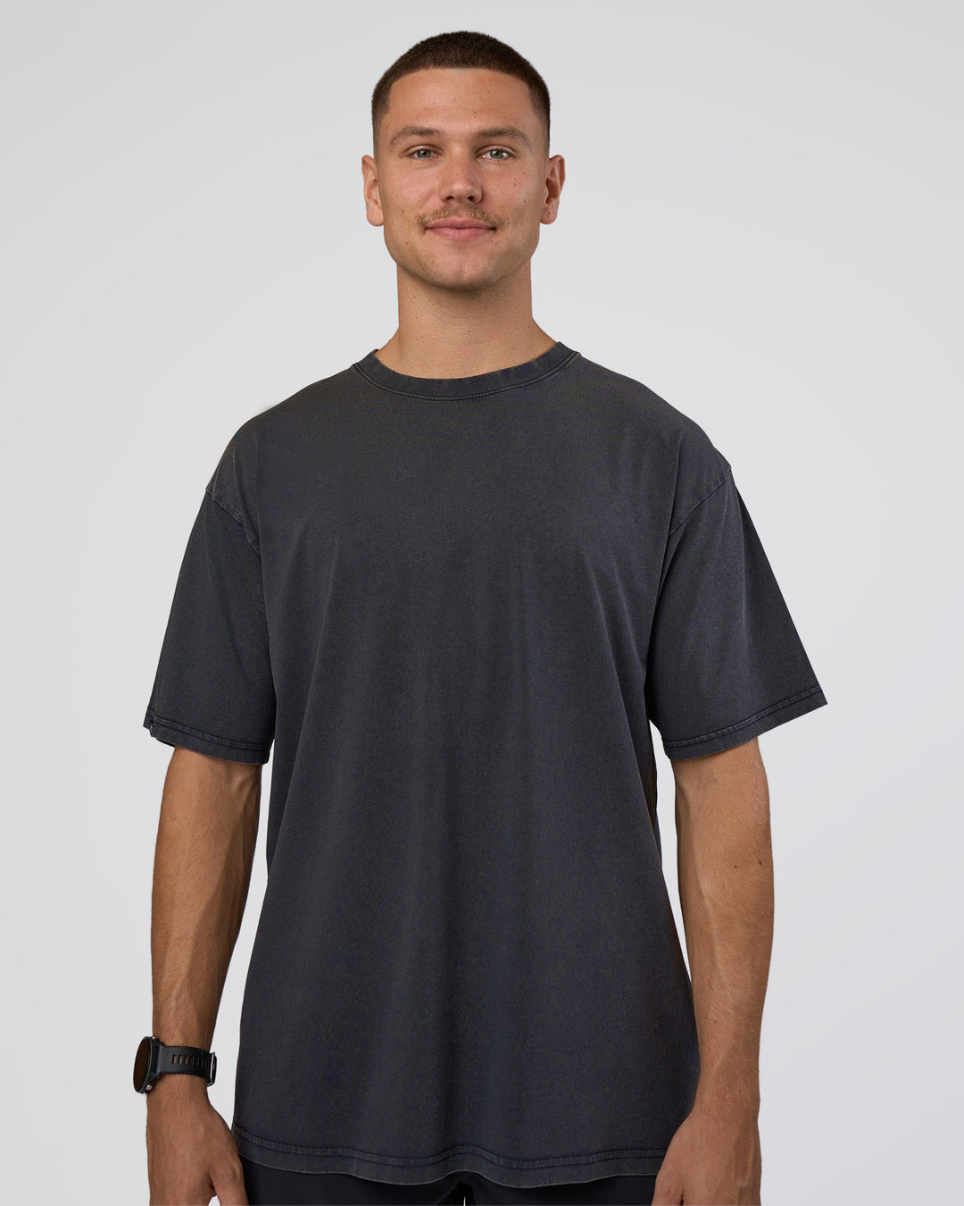 Man wearing Lifting Club FLXCotton Tee Oversize - Black Washed | Model:Nikola | Size:L