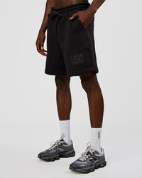 Man wearing Memory In Motion Heavyweight Fleece 7" Short - Black Washed | Model:Okello | Size:L