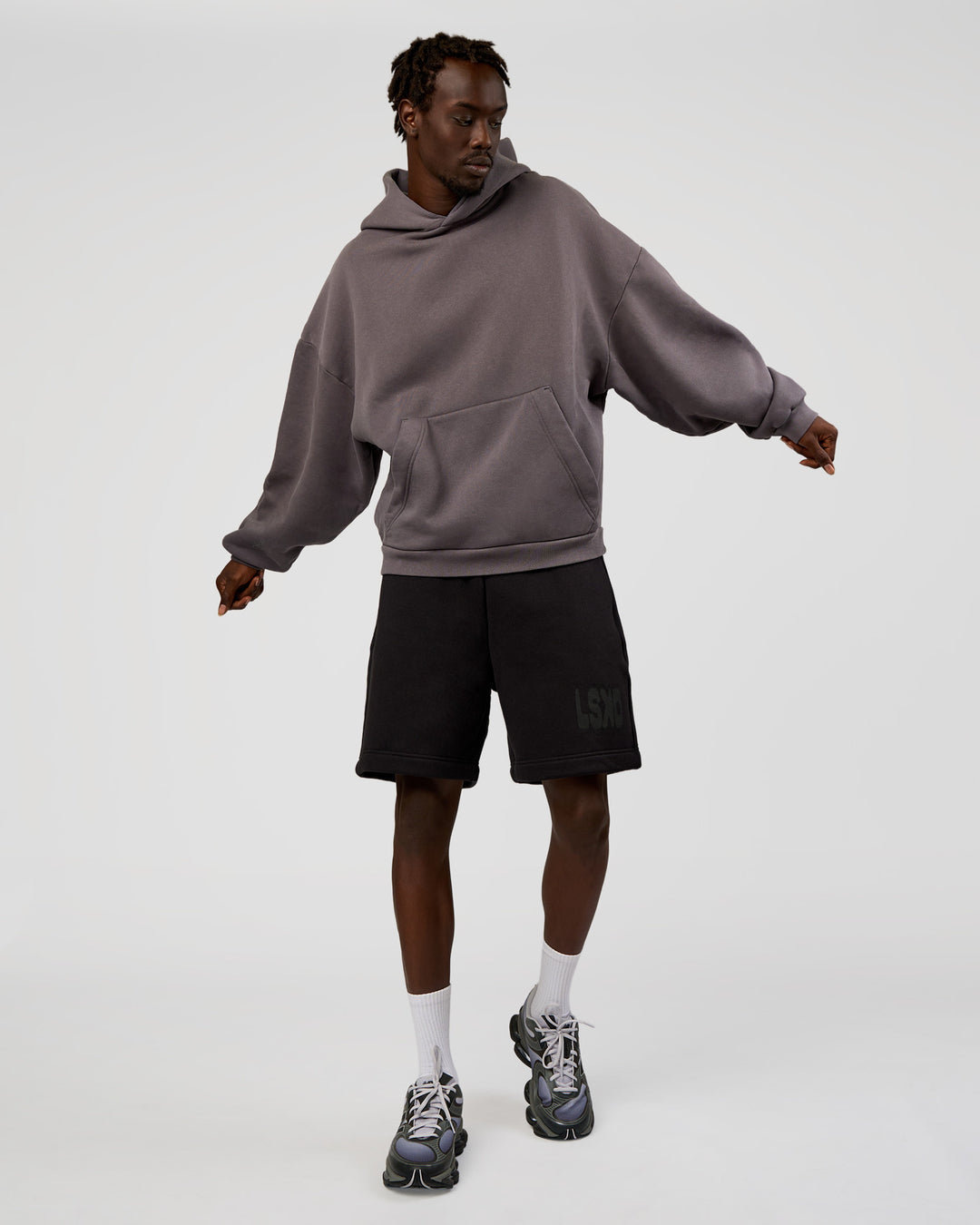 Man wearing Memory In Motion Heavyweight Fleece 7" Short - Black Washed | Model:Okello | Size:L
