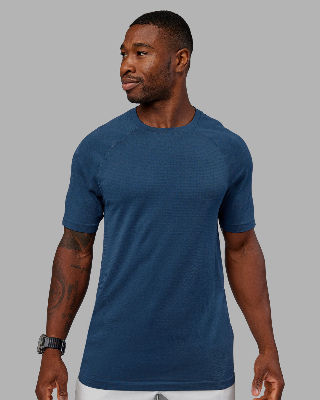 Man wearing AeroFLX+ Seamless Tee - Indigo/Indigo | Model:Sam | Size:L