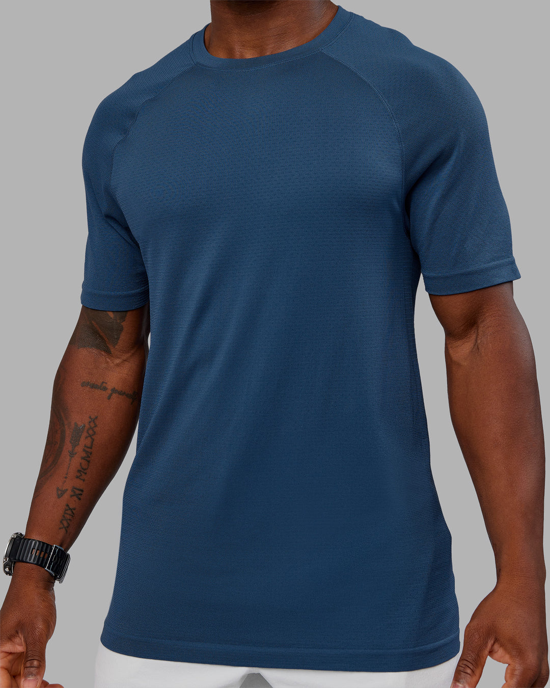 Man wearing AeroFLX+ Seamless Tee - Indigo/Indigo | Model:Sam | Size:L