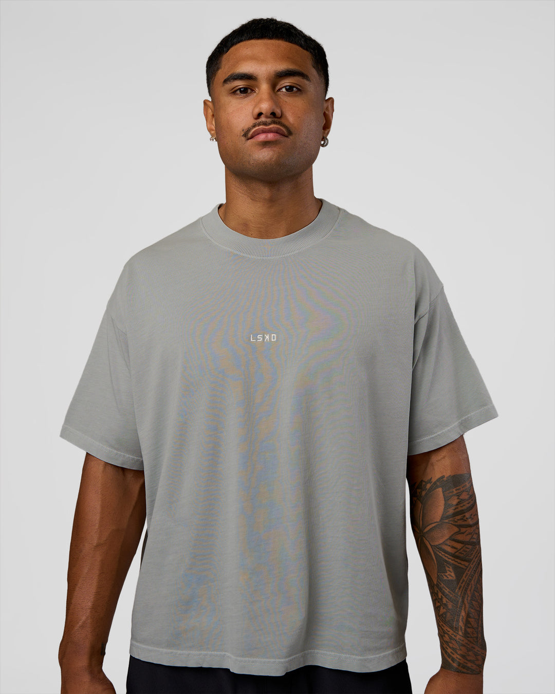 Man wearing Oversized Heavyweight Boxed Tee - Light Grey Marl | Model:Xav | Size:L