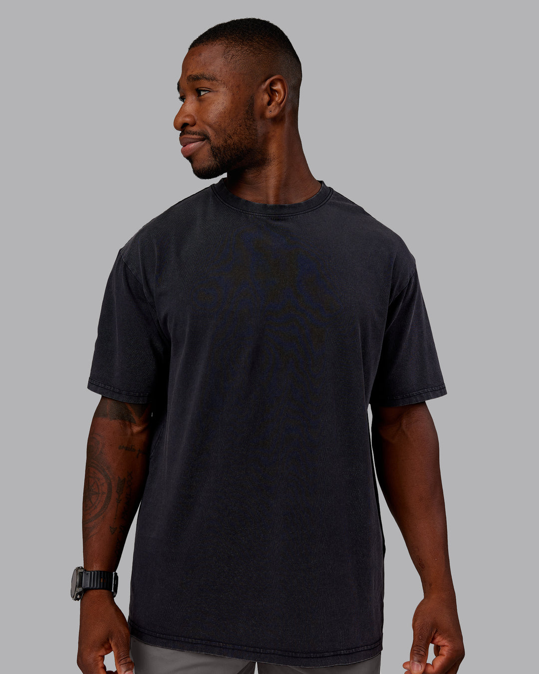 Man wearing Rise &amp; Lift Washed FLXCotton Oversized Tee - Black-Plum Berry | Model:Sam | Size:L