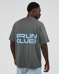 Man wearing Runner's FLXCotton Oversized Tee - Dark Storm Washed-Open Air | Model:Paabio | Size:L