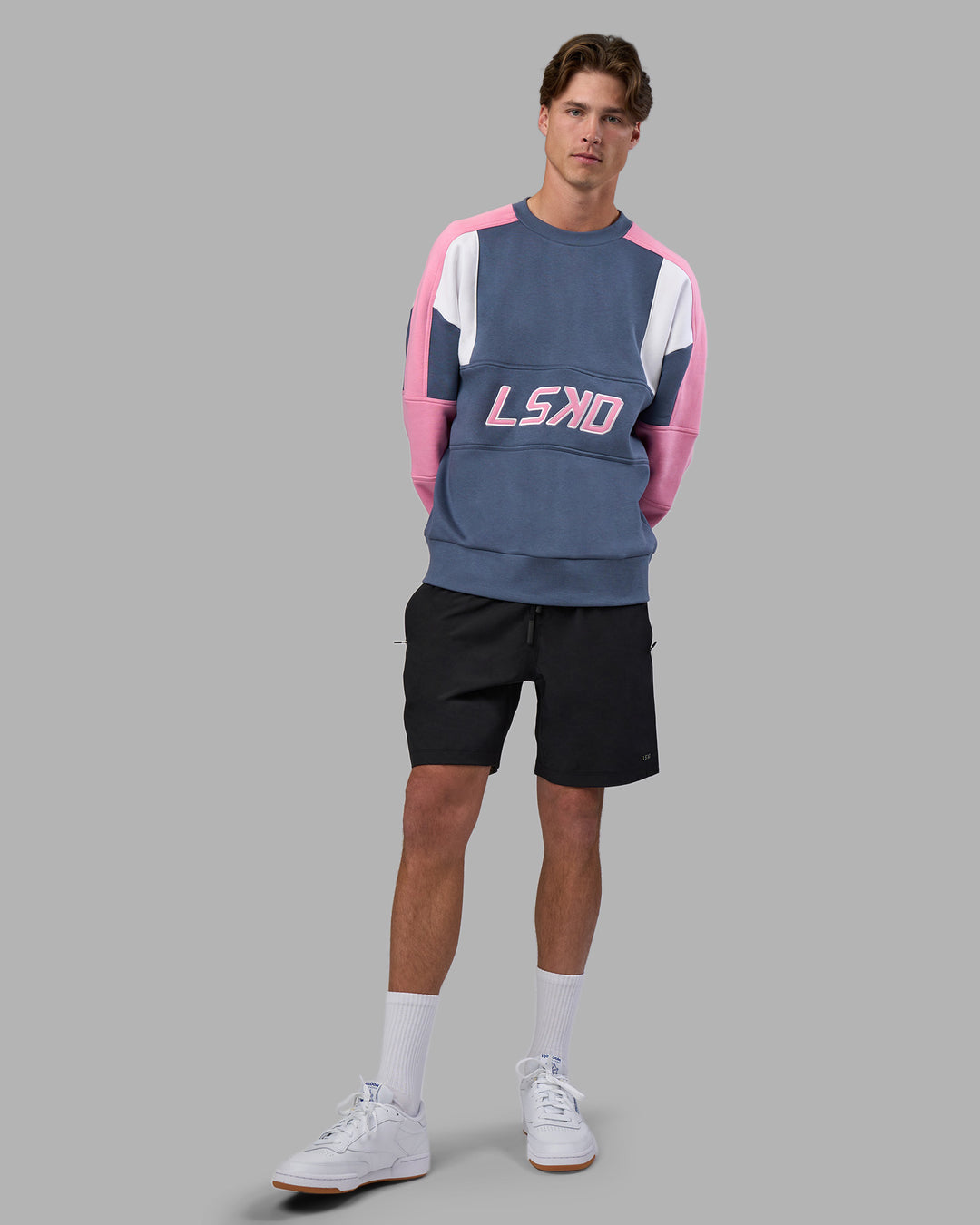 Man wearing Slam Sweater Oversize - Night Shadow-Rosebloom | Model:Brandon | Size:L