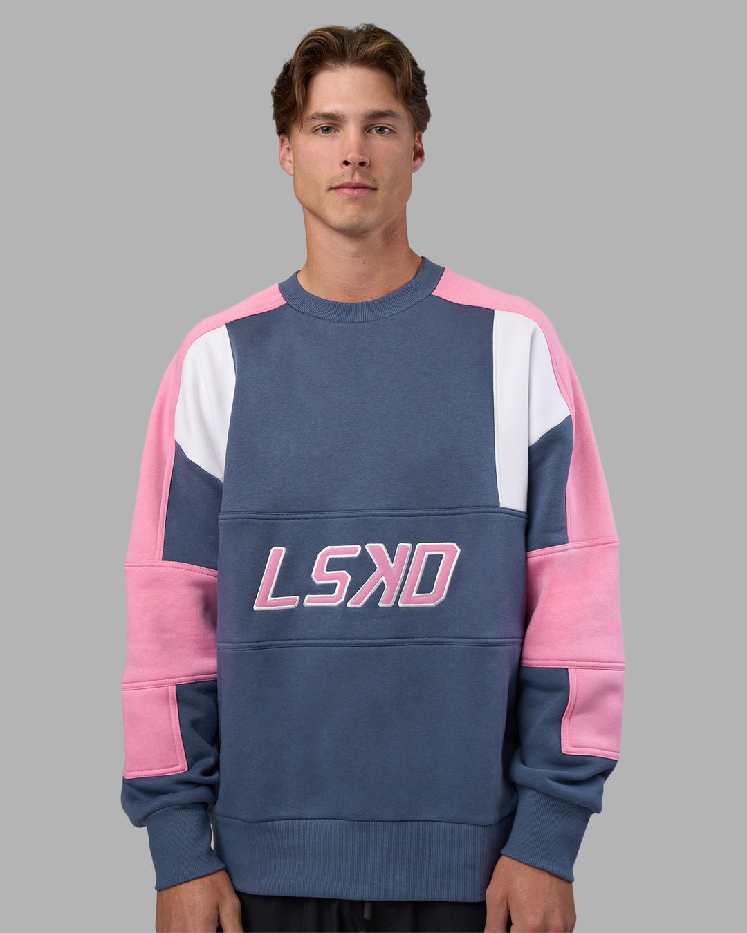 Man wearing Slam Sweater Oversize - Night Shadow-Rosebloom | Model:Brandon | Size:L