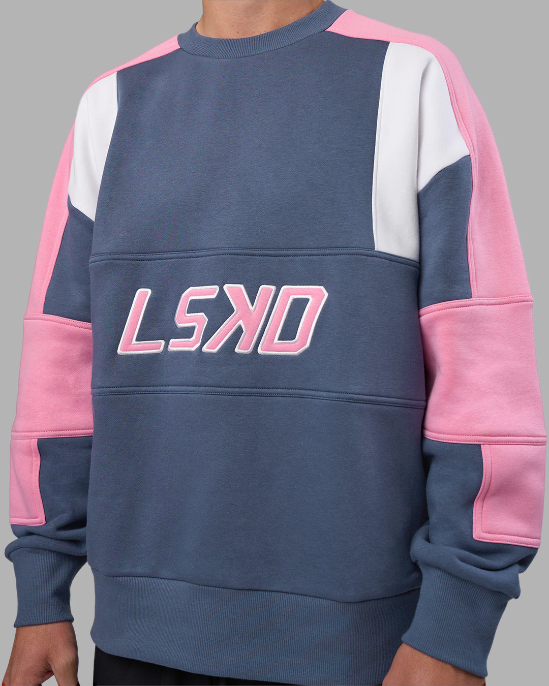 Man wearing Slam Sweater Oversize - Night Shadow-Rosebloom | Model:Brandon | Size:L