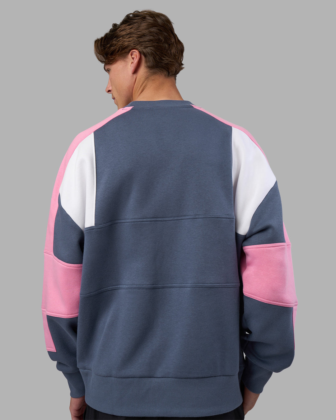 Man wearing Slam Sweater Oversize - Night Shadow-Rosebloom | Model:Brandon | Size:L