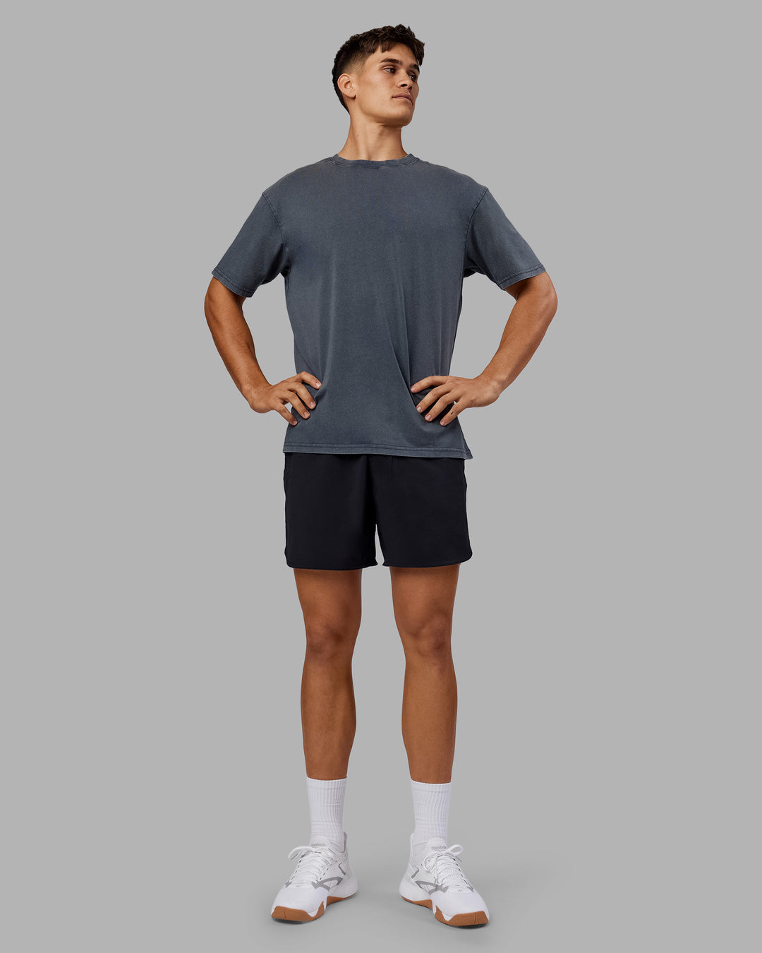 Man wearing Lifting Club FLXCotton Tee Oversize - Dark Storm Washed-Blue | Model:Jackson | Size:L