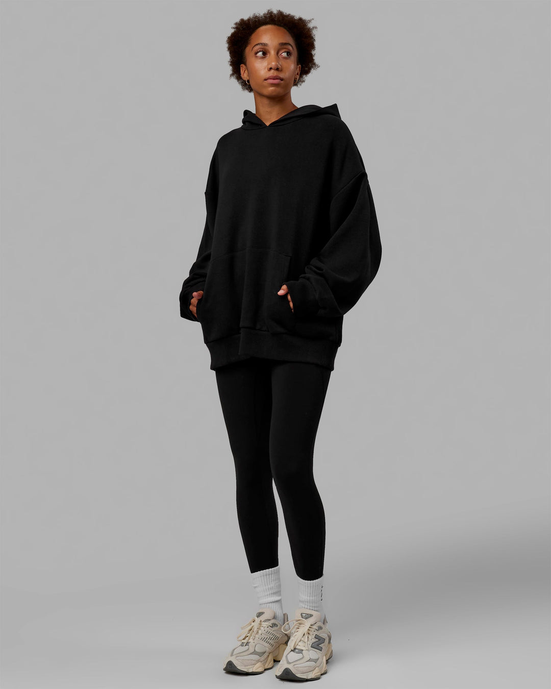 Woman wearing Unisex Love The Run Hoodie Oversize - Black-White