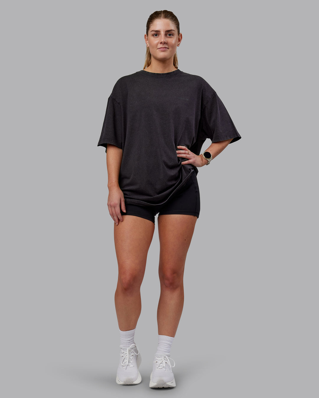 Woman wearing Unisex Washed RUN CLUB FLXCotton Tee Oversize - Black-Black
