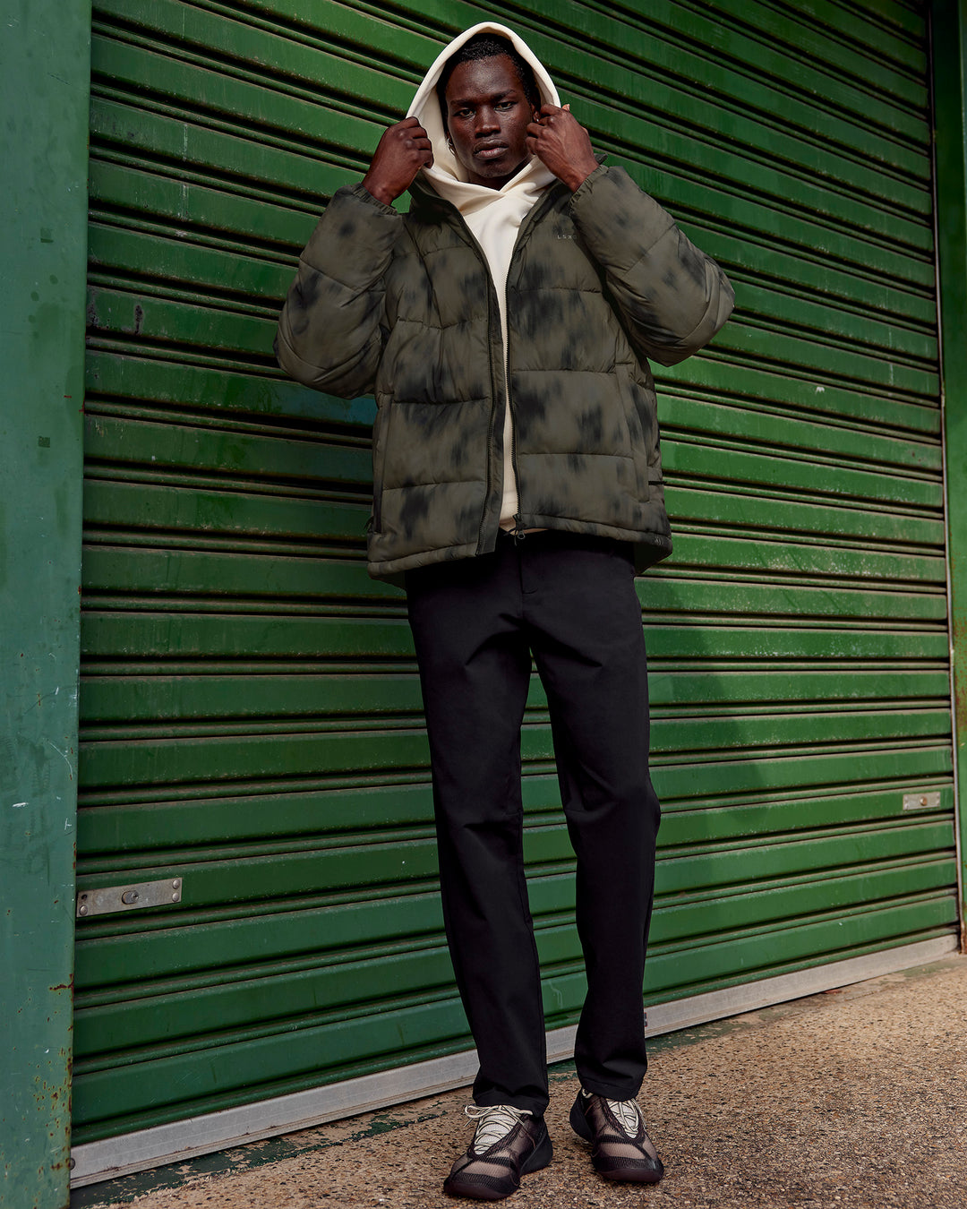 Man wearing Base Puffer Jacket - Camo Washed Walnut Grey | Model:Mabyro | Size:M