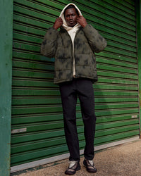 Man wearing Base Puffer Jacket - Camo Washed Walnut Grey | Model:Mabyro | Size:M