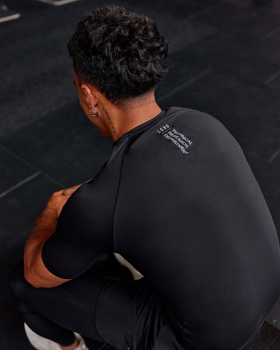 Man wearing BaseTech Tee - Black | Model:Daarian | Size:M