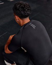 Man wearing BaseTech Tee - Black | Model:Daarian | Size:M