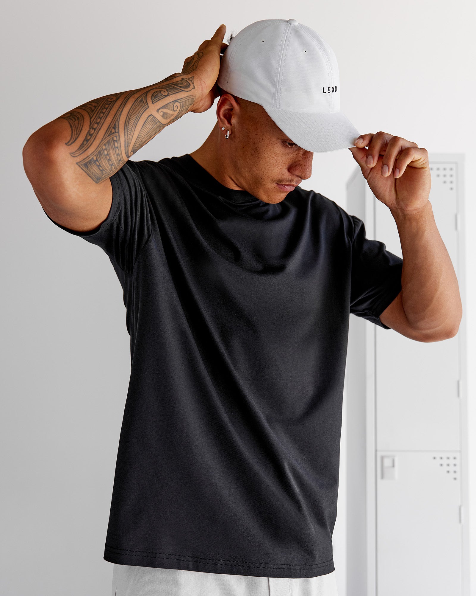 Man wearing Forever EffortlessTech Tee - Black | Model:Daarian | Size:M