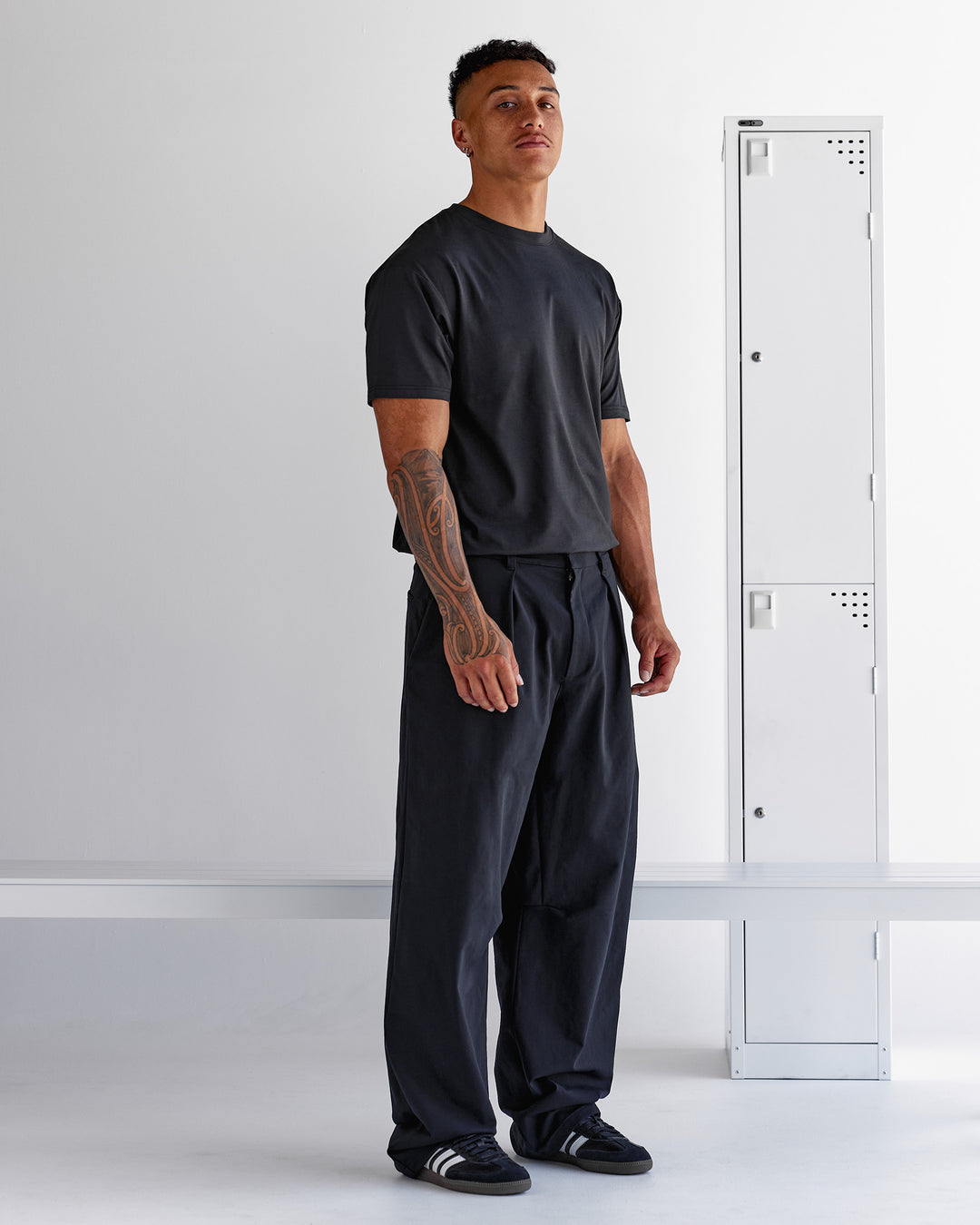 Man wearing Forever EffortlessTech Tee - Black | Model:Daarian | Size:M