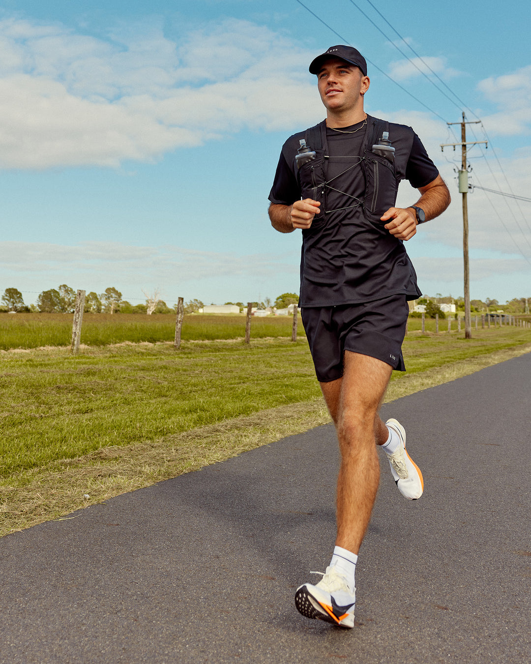 Woman wearing Pace Running Vest - Black-Reflective | Model:Jesse | Size:M/L