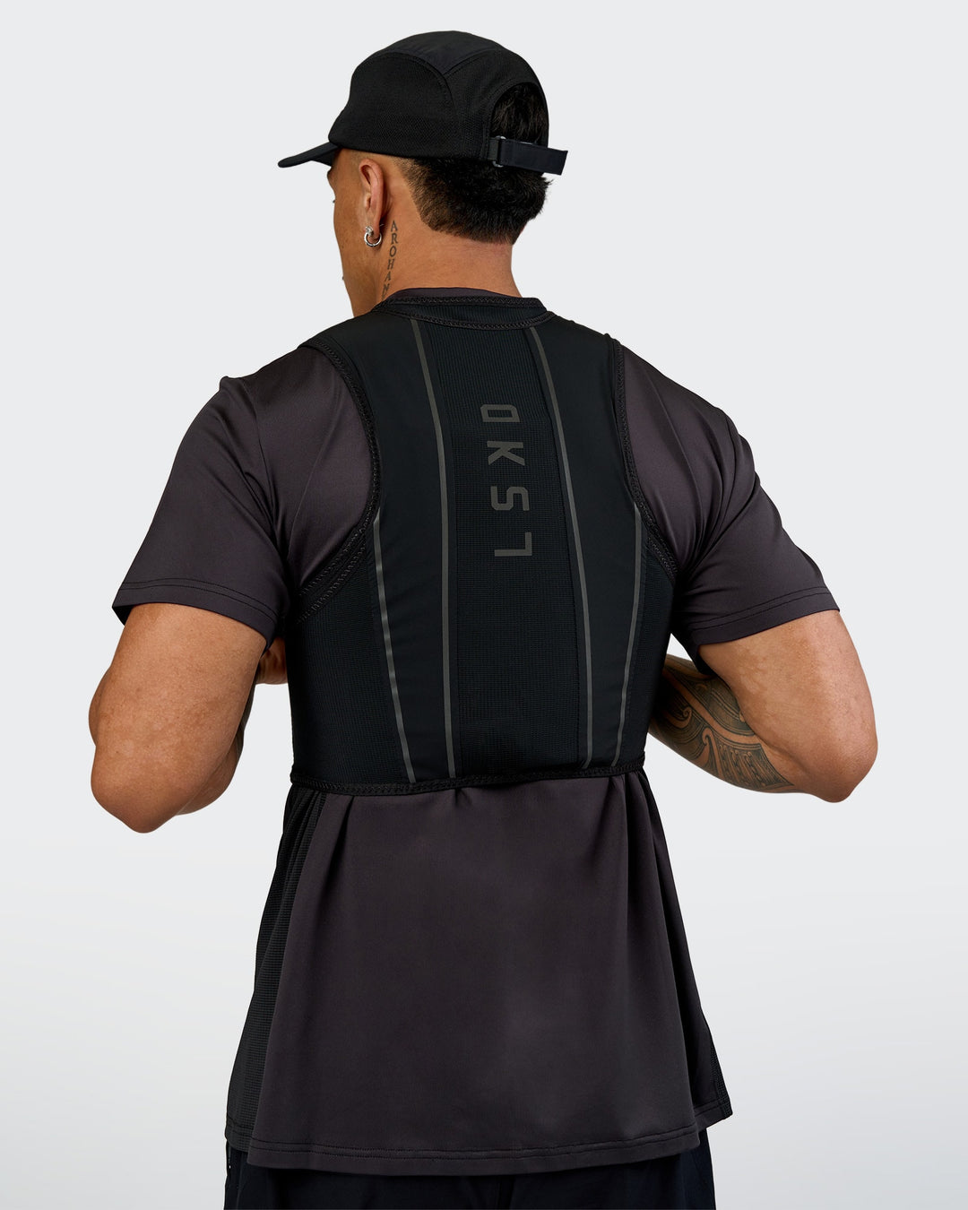 Woman wearing Pace Running Vest - Black-Reflective | Model:Daarian | Size:M/L